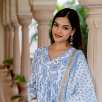 Women Block Printed Kurta and Pant Set With Dupatta in Traditional design